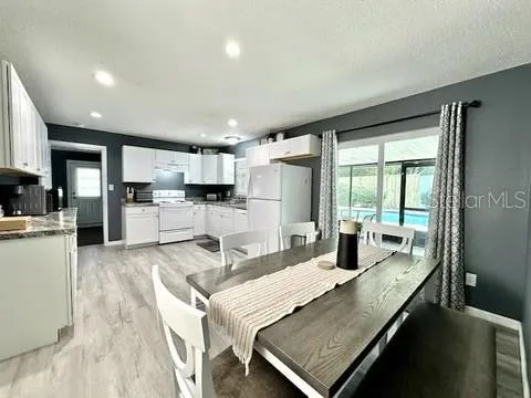 a large kitchen with kitchen island a large island in it