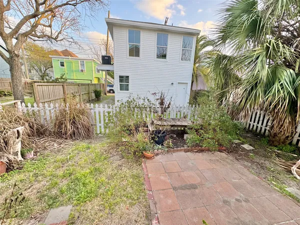 $1,625 | 2119 Avenue O 1/2, Unit DOWN, Galveston, TX 77550