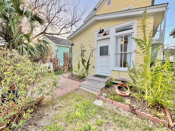$1,625 | 2119 Avenue O 1/2, Unit DOWN, Galveston, TX 77550