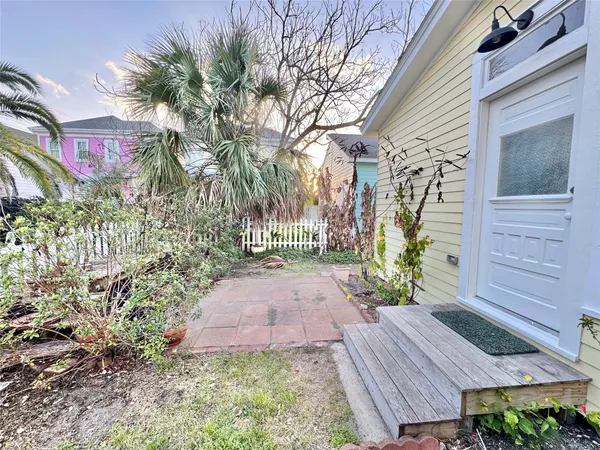 $1,625 | 2119 Avenue O 1/2, Unit DOWN, Galveston, TX 77550