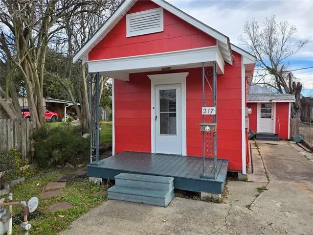 $1,400 | 217 10th Street, Bridge City, LA 70094