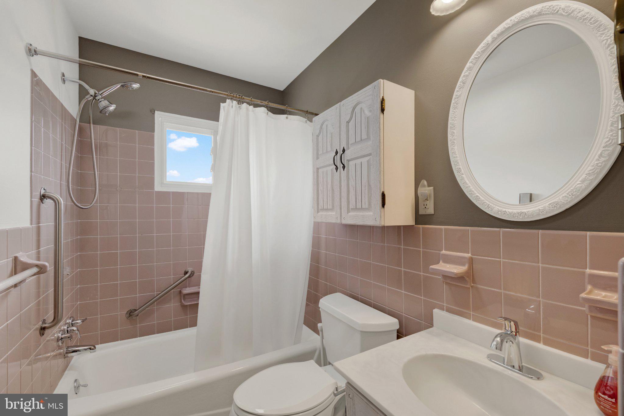 1518 Commonwealth Boulevard Reading, PA 19607 - Photo 12 of 46 Main Floor Full Bathroom
