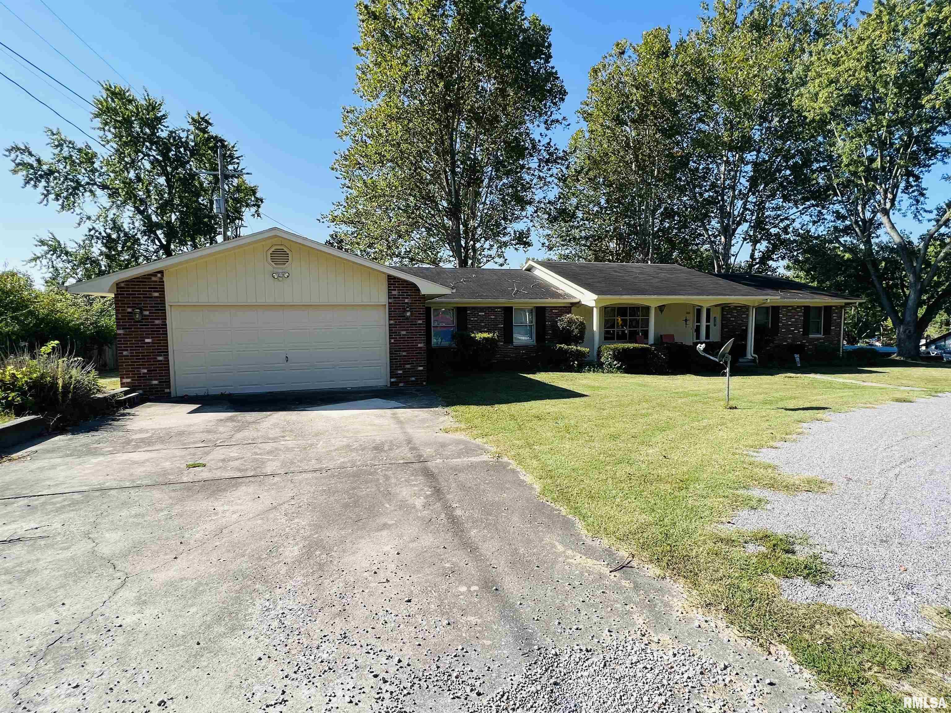 1103 Washington Street Eldorado, IL 62930 - Photo 3 of 31