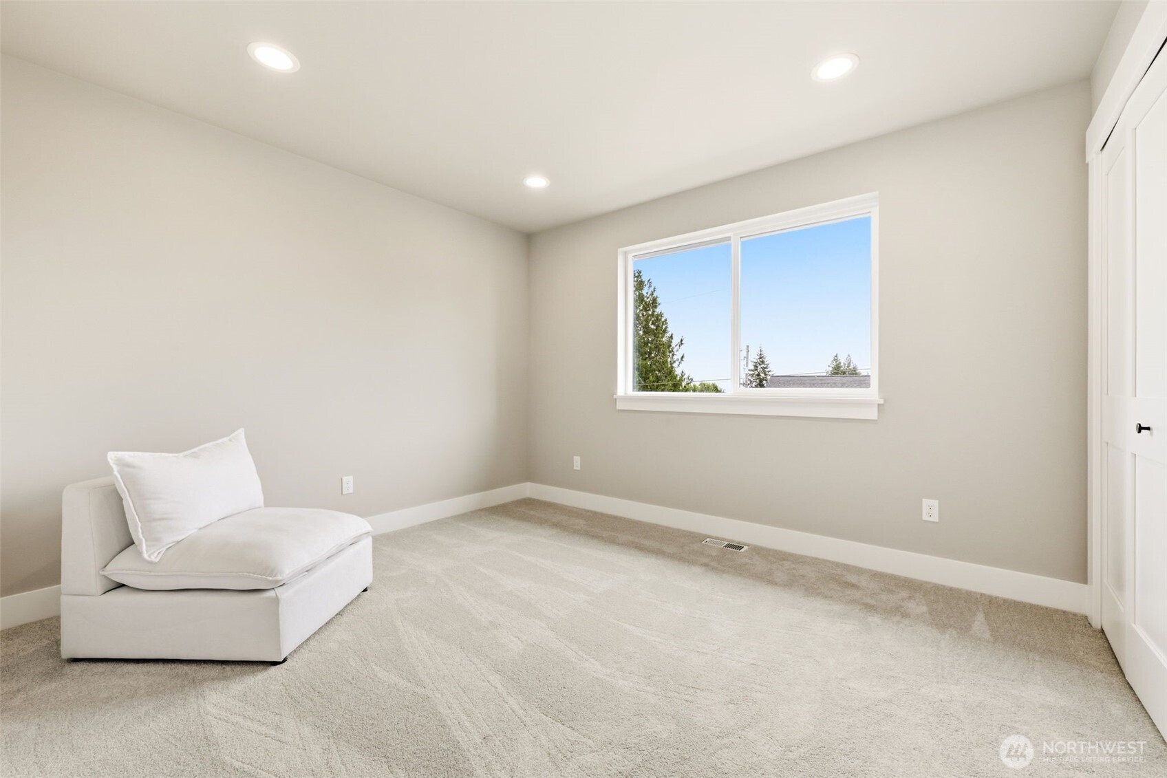 10202 44th Avenue Southwest Seattle, WA 98146 - Photo 25 of 35