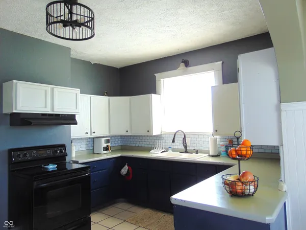 $225,500 | 1302 South Prairie Street, Frankfort, IN 46041