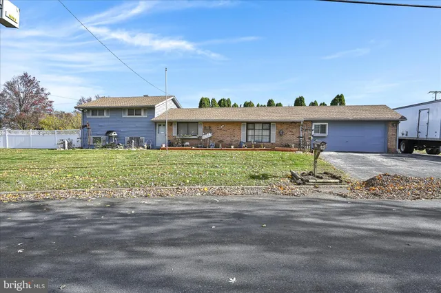 a view of a house with a yard