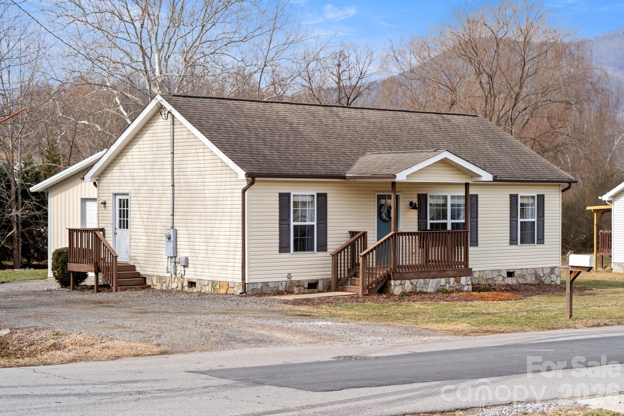 121 James Street Clyde, NC 28721 - Photo 3 of 34