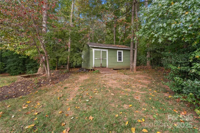 a view of a house with a backyard