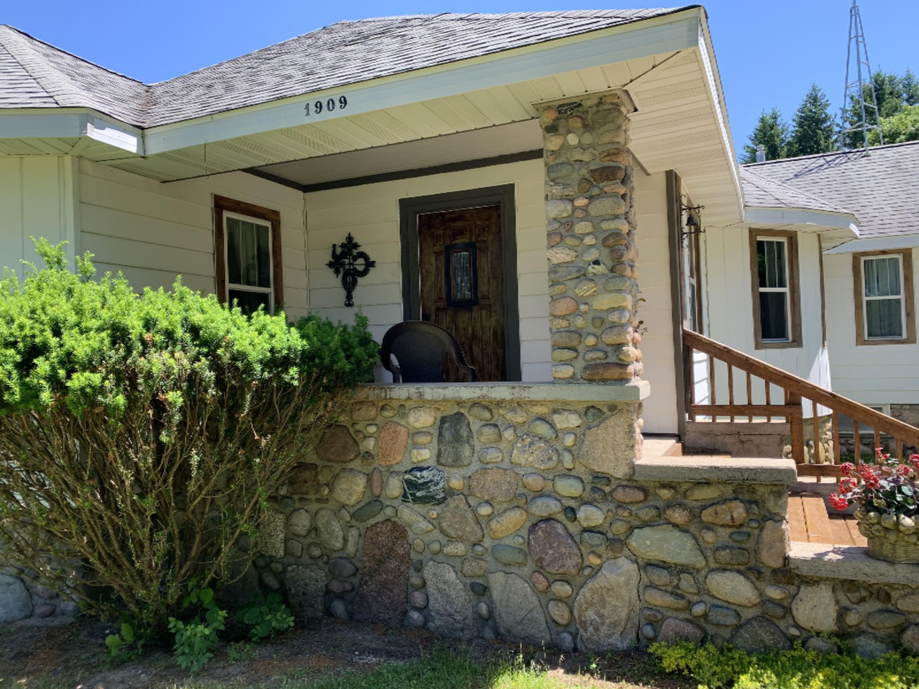 1909 South Sheridan Road Stanton, MI 48888 - Photo 5 of 20 Front entry
