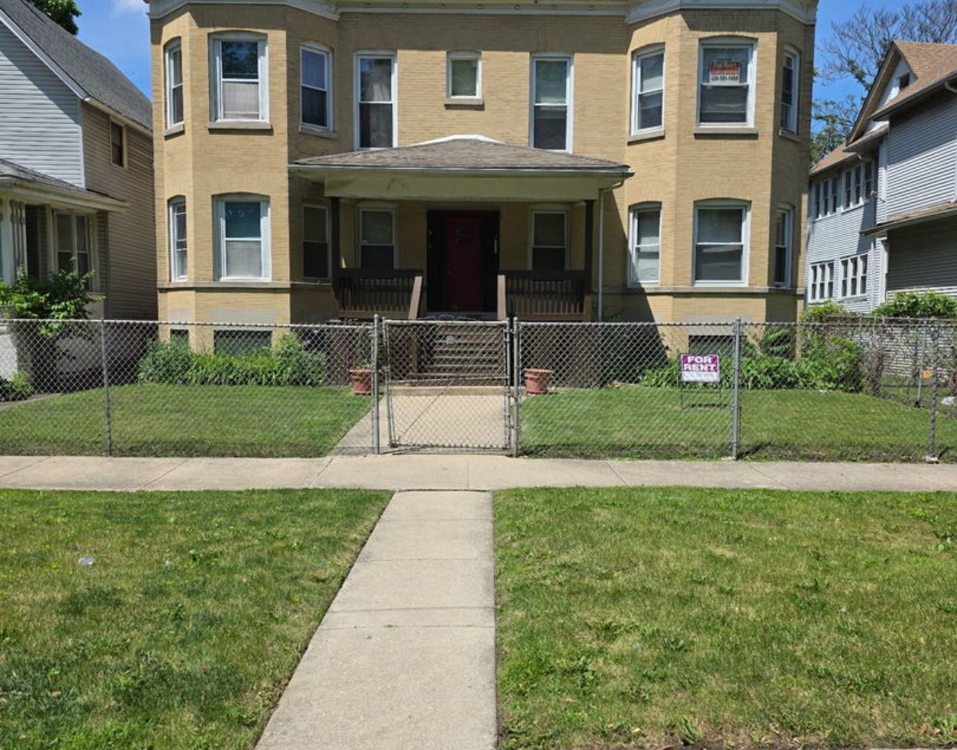 208 North Waller Avenue, Unit 2N Chicago, IL 60644 - Photo 1 of 10 a front view of a house with garden