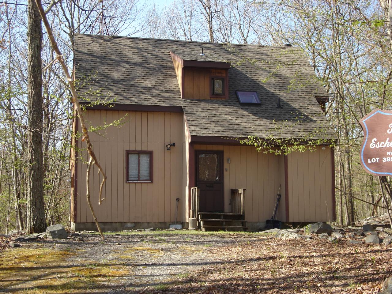 385 Saunders Drive Bushkill, PA 18324 - Photo 1 of 12 Front of House