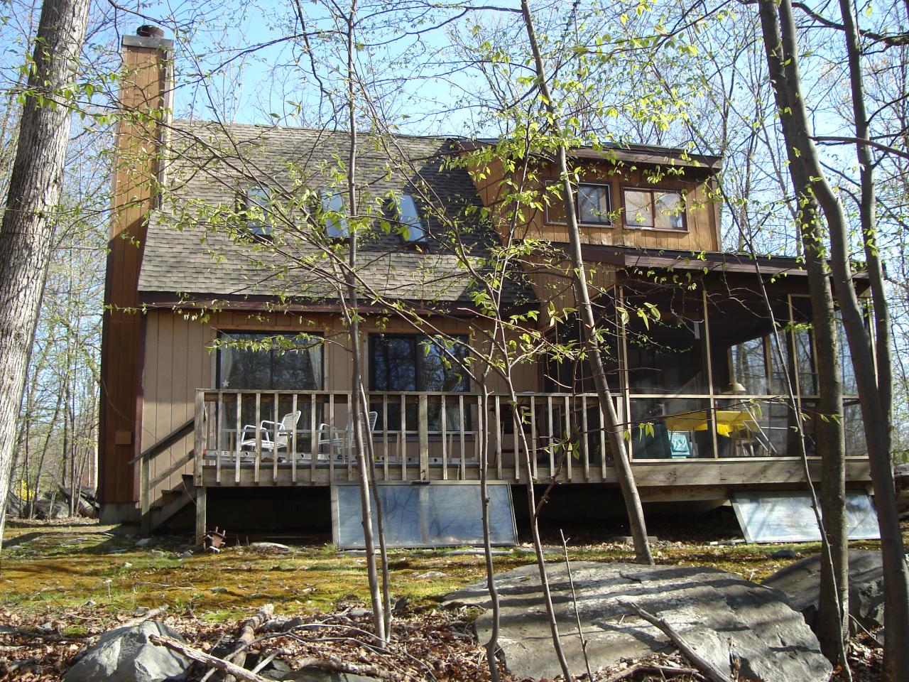 385 Saunders Drive Bushkill, PA 18324 - Photo 2 of 12 Back of House