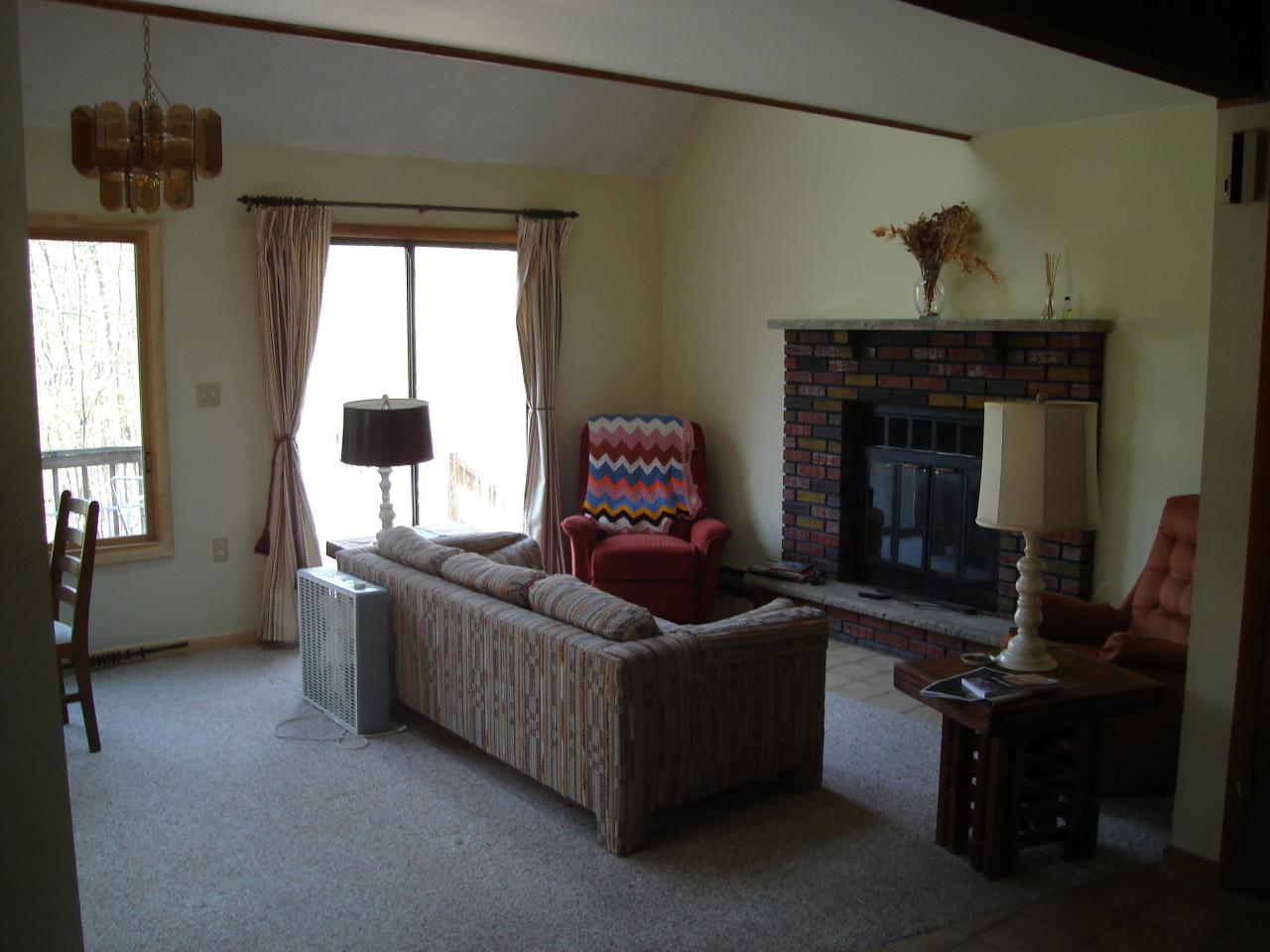 385 Saunders Drive Bushkill, PA 18324 - Photo 4 of 12 Living Room