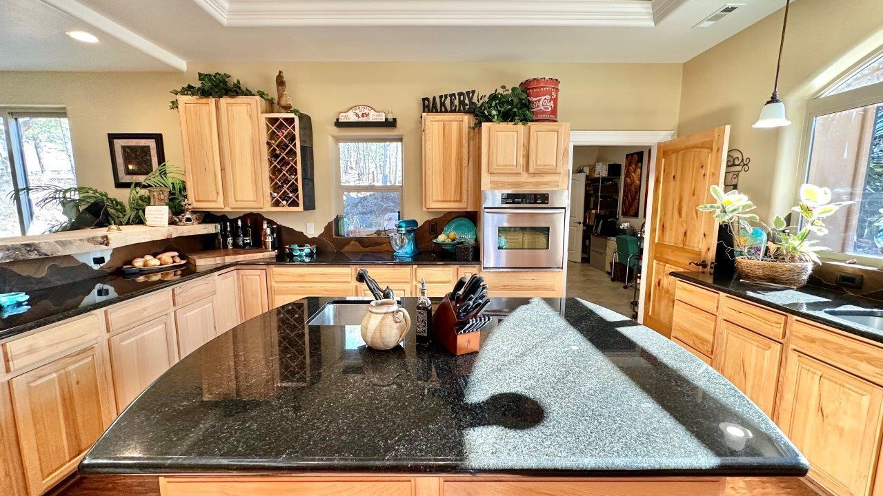 253 Rocky Road Trail, OR 97541 - Photo 20 of 67 Kitchen Island