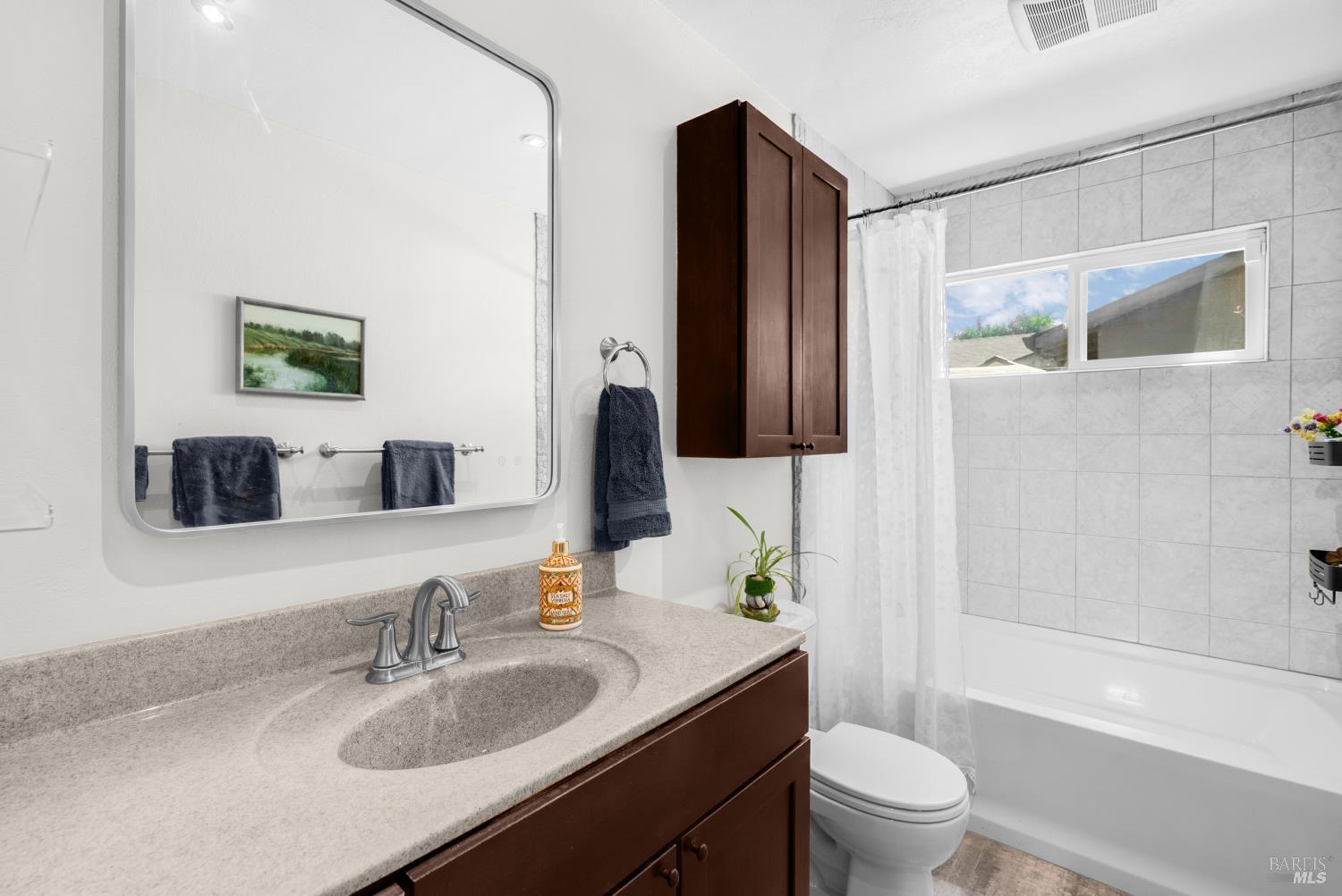 1563 Shay Avenue Santa Rosa, CA 95401 - Photo 20 of 39 Hall Bathroom