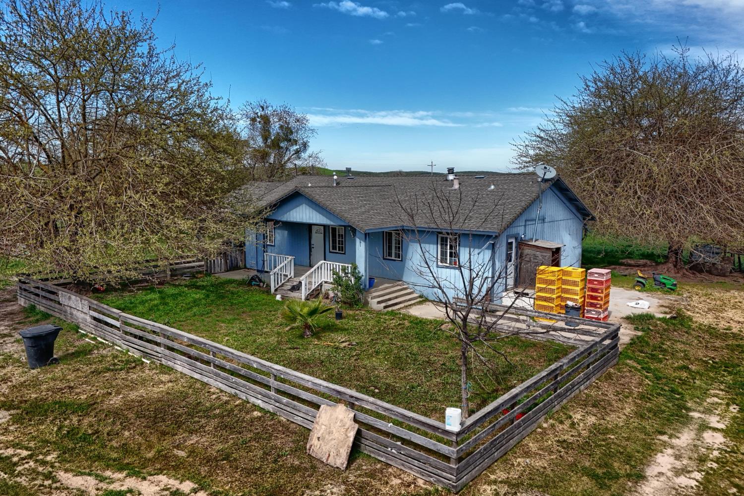 17164 Keyes Road Snelling, CA 95369 - Photo 31 of 97 a front view of a house with garden