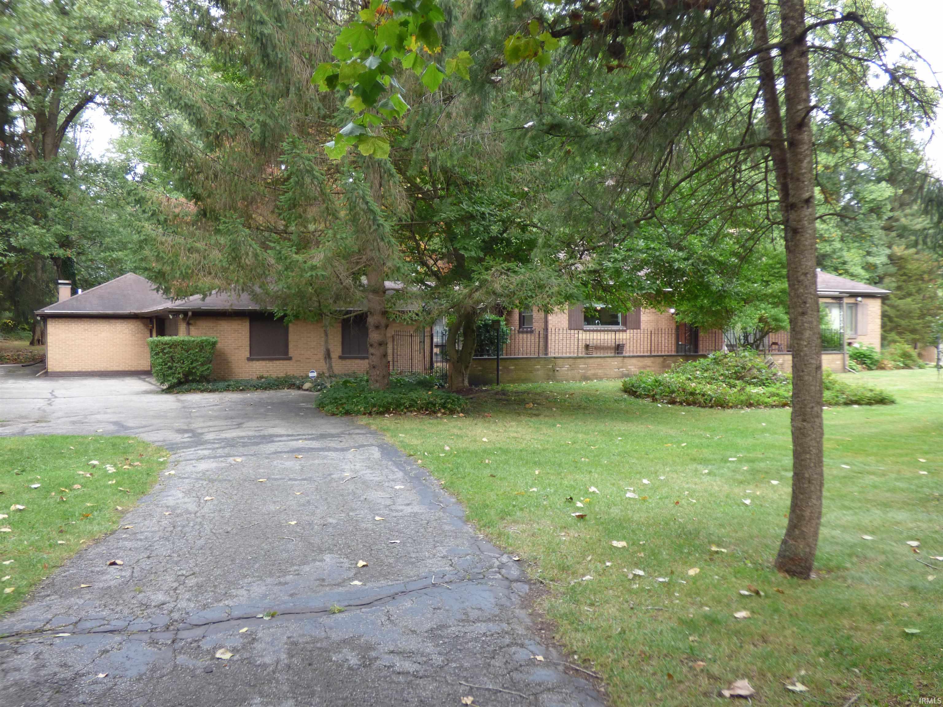 2731 Locust Road South Bend, IN 46614 - Photo 2 of 36 Gallery Image 2