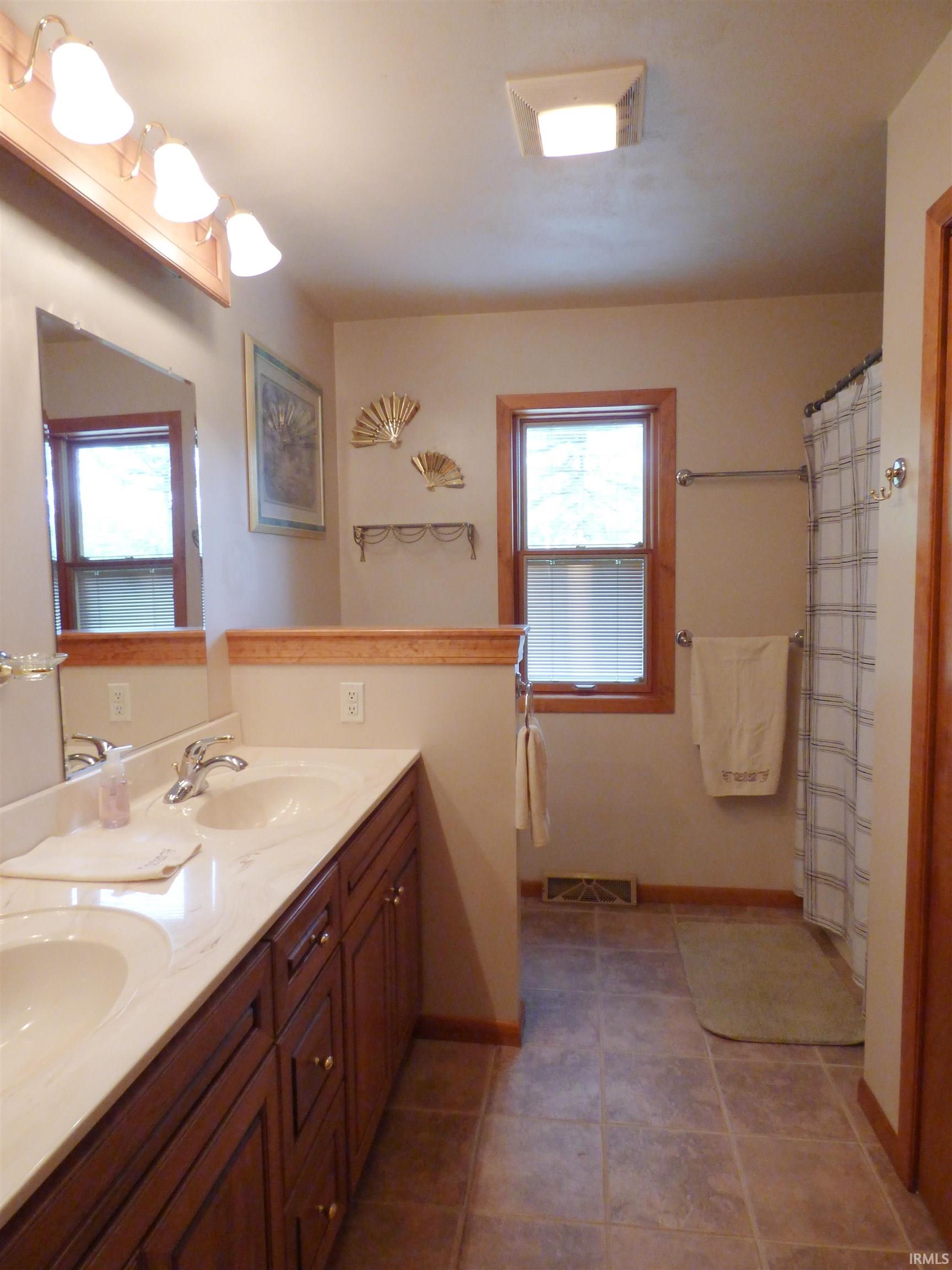 2731 Locust Road South Bend, IN 46614 - Photo 22 of 36 Gallery Image 22