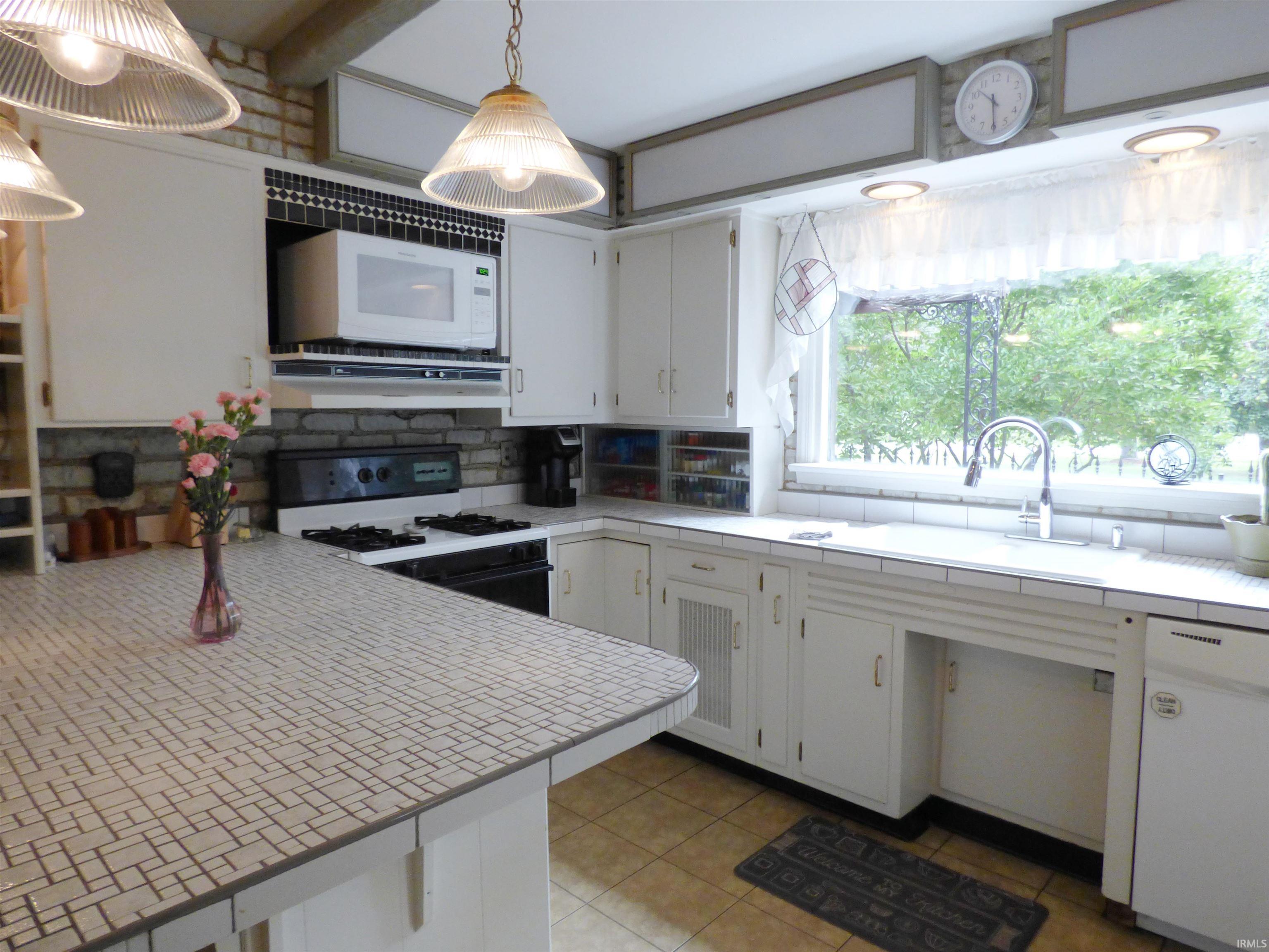 2731 Locust Road South Bend, IN 46614 - Photo 3 of 36 Gallery Image 3