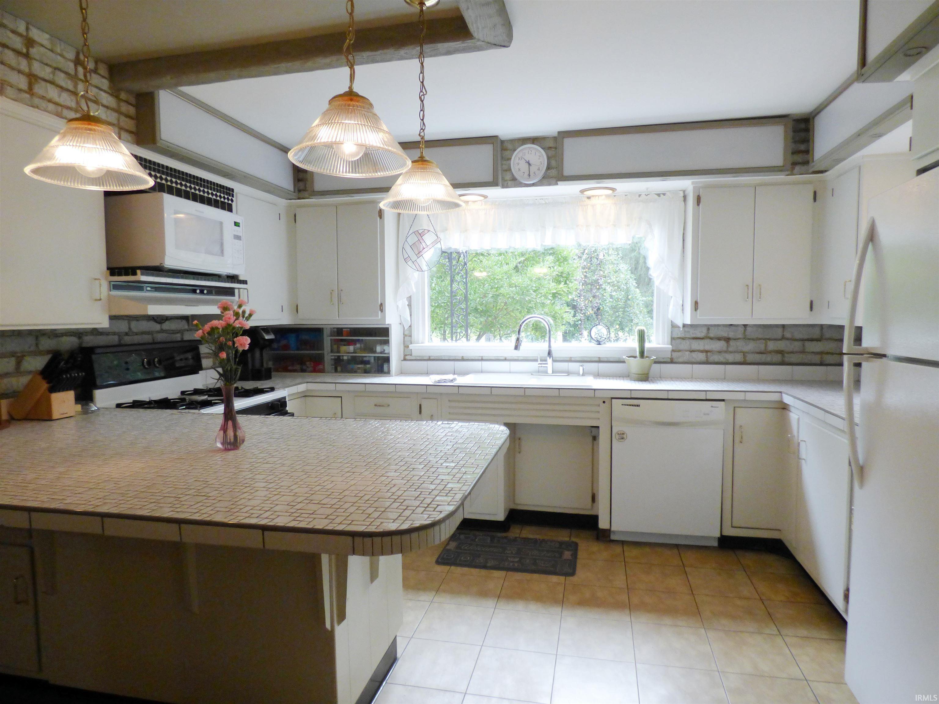 2731 Locust Road South Bend, IN 46614 - Photo 4 of 36 Gallery Image 4
