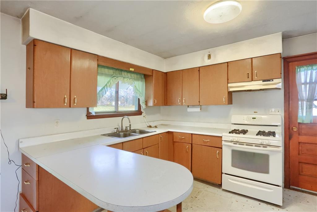 335 McCaslin Road New Castle, PA 16101 - Photo 11 of 31 a kitchen with a sink stove and cabinets