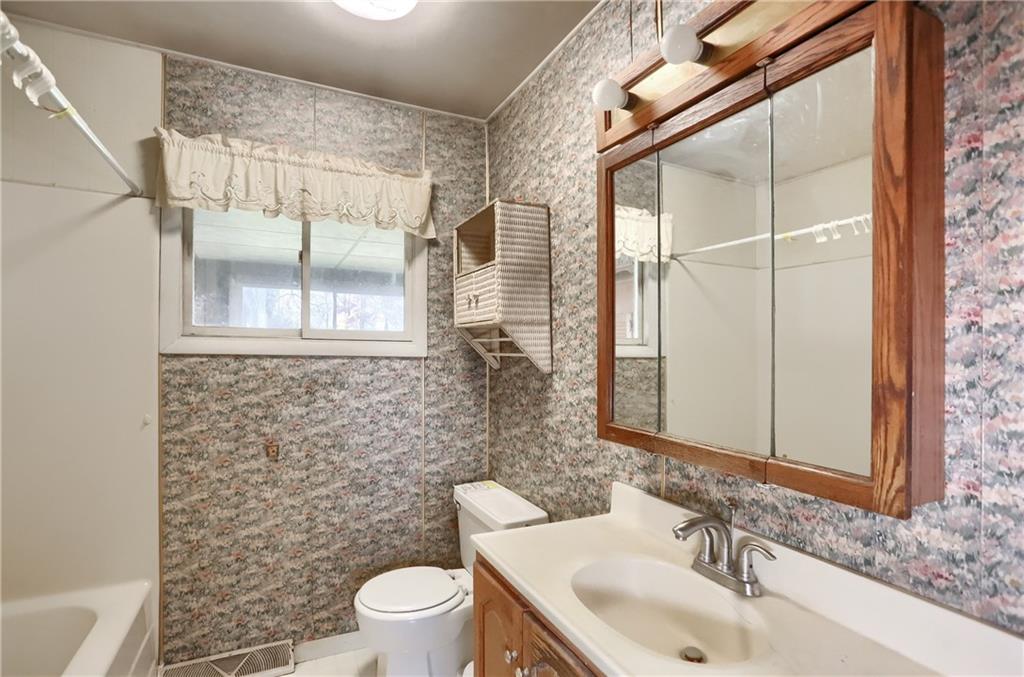 335 McCaslin Road New Castle, PA 16101 - Photo 19 of 31 a bathroom with a sink toilet and shower