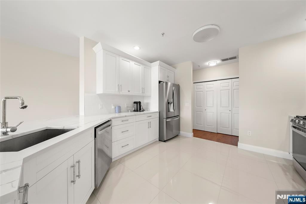 250 The Promenade Edgewater, NJ 07020 - Photo 10 of 22