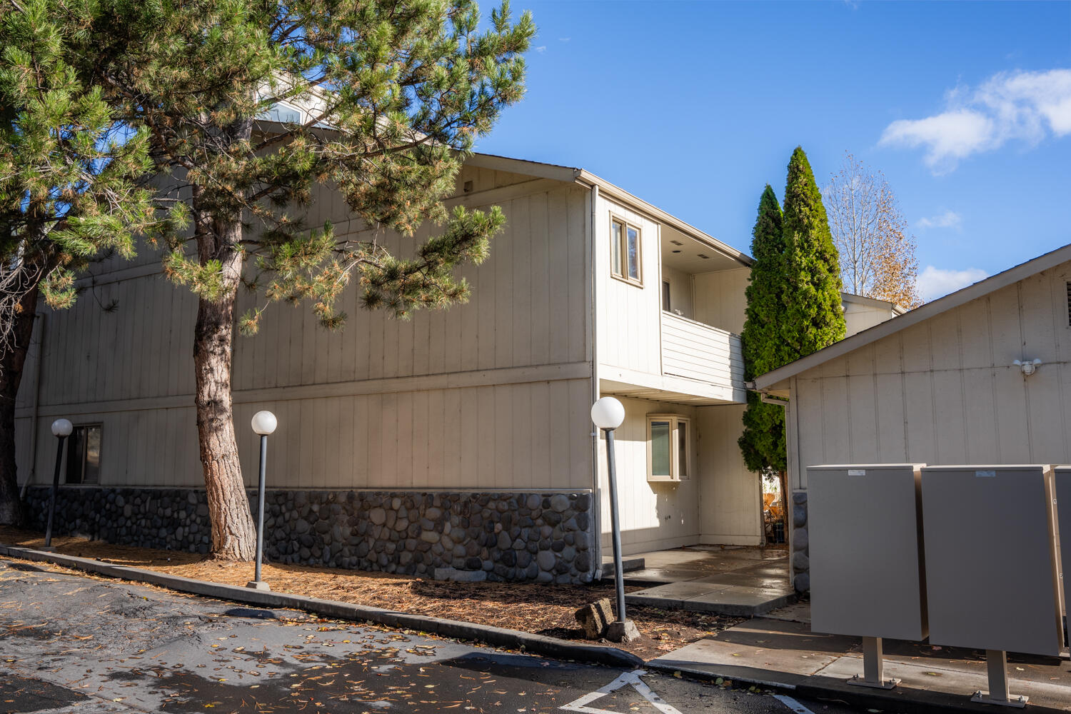 1050 Northeast Butler Market Road, Unit 24 Bend, OR 97701 - Photo 25 of 30 Side