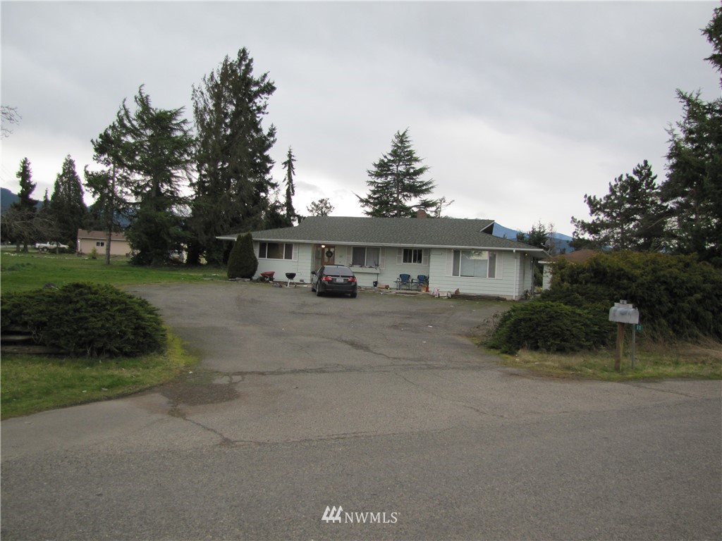 a view of a house with a yard