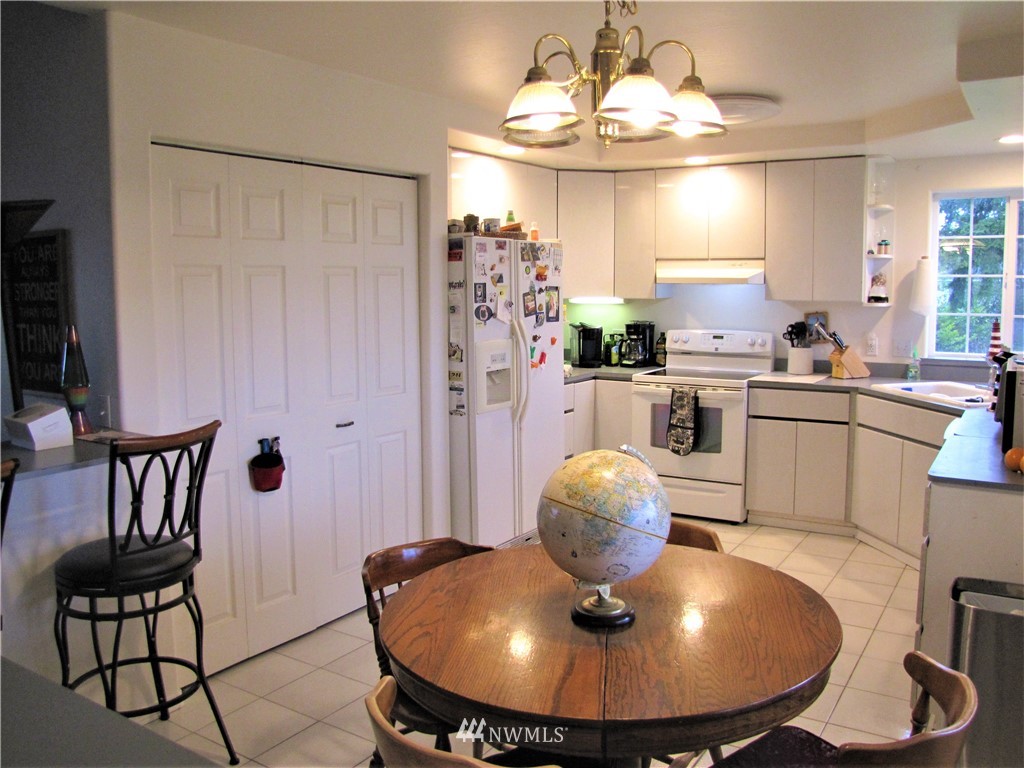11 Stone Road Sequim, WA 98382 - Photo 14 of 21 a kitchen with a table and chairs