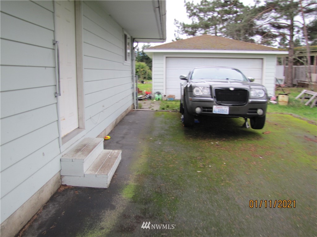 11 Stone Road Sequim, WA 98382 - Photo 5 of 21 a room with furniture and a window