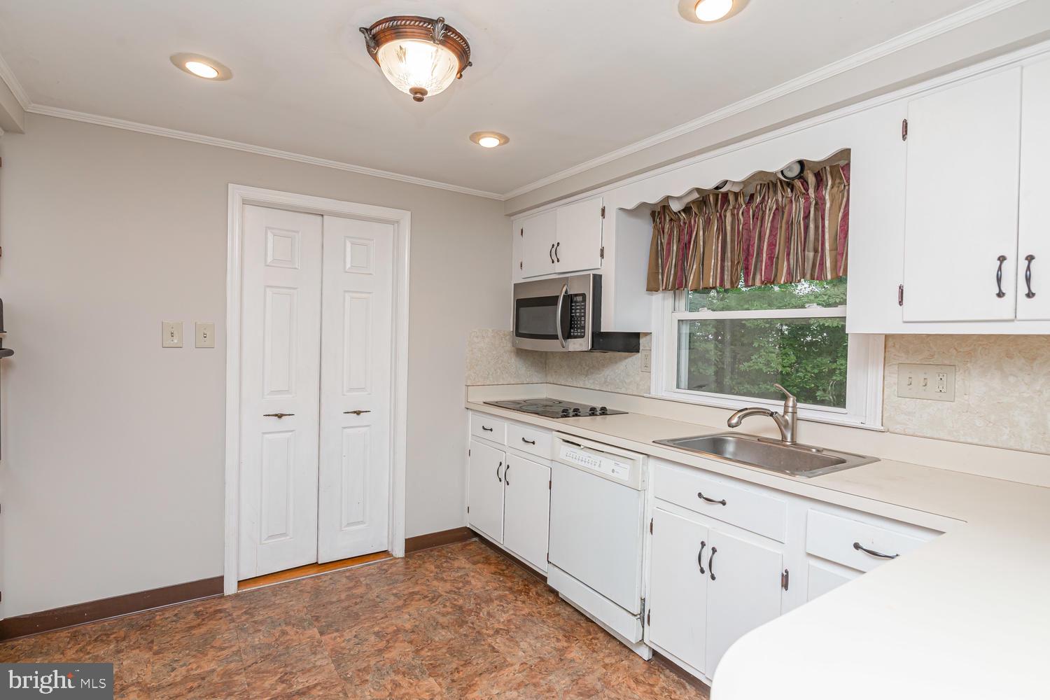 614 Brookhaven Road Wallingford, PA 19086 - Photo 6 of 26 Kitchen