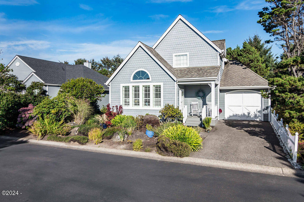 230 Southwest 61 Street Newport, OR 97366 - Photo 2 of 43 230SW61stSt-web-2