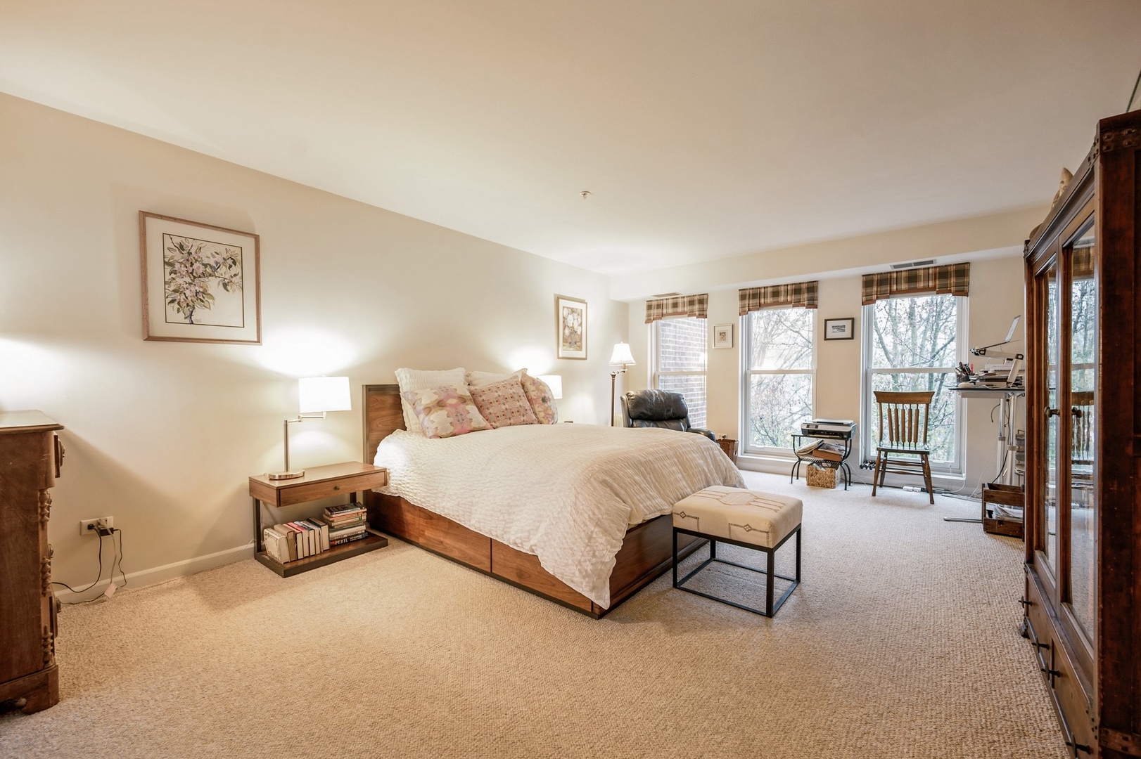 360 Green Bay Road, Unit 4C Winnetka, IL 60093 - Photo 12 of 16 a spacious bedroom with a bed and a large window