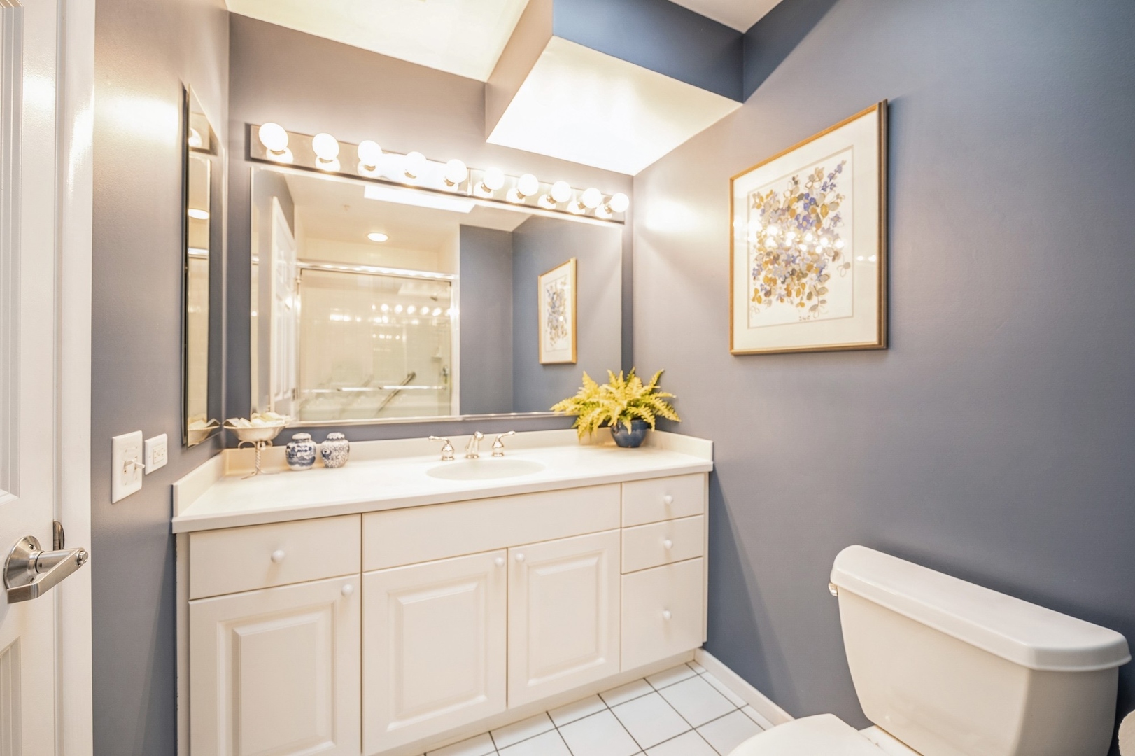 360 Green Bay Road, Unit 4C Winnetka, IL 60093 - Photo 15 of 16 a bathroom with a toilet sink and mirror