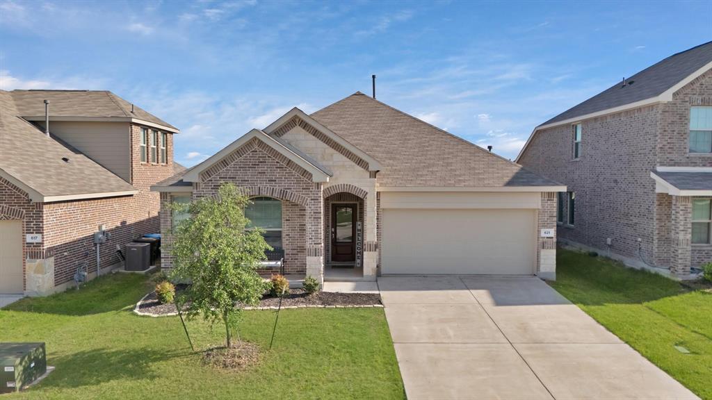 Single-story residence featuring a brick and stucco exterior