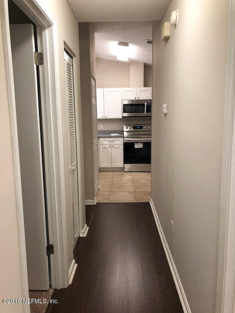 3801 Crown Point Road, Unit 1333 Jacksonville, FL 32257 - Photo 18 of 27 Hallway from Master