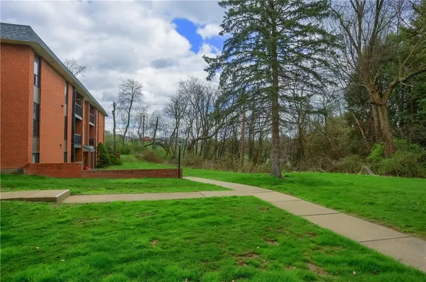 $127,500 | 1200 College Park Drive, Unit 2, Coraopolis, PA 15108