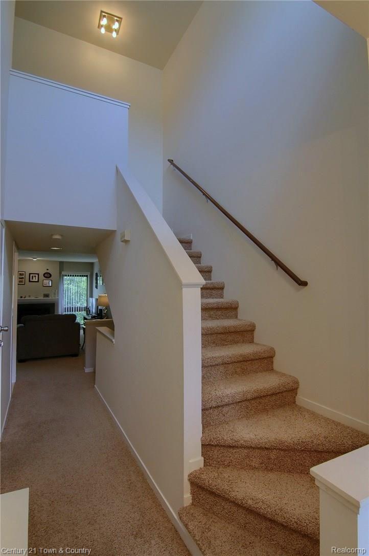 569 Victoria Court Rochester, MI 48307 - Photo 16 of 31 Foyer_2nd_View.jpg