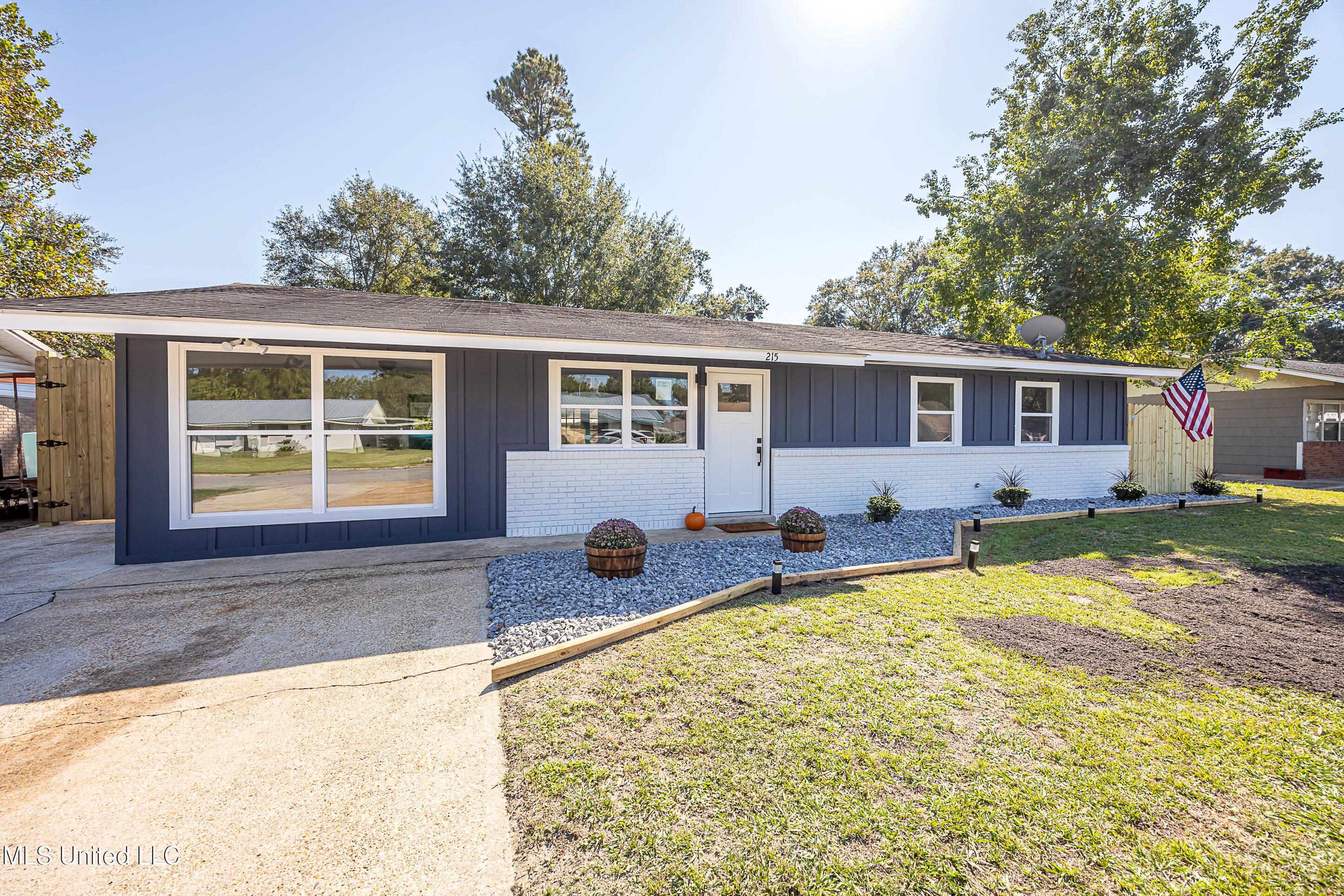 215 Maple Drive Ocean Springs, MS 39564 - Photo 3 of 56 IMG_7300