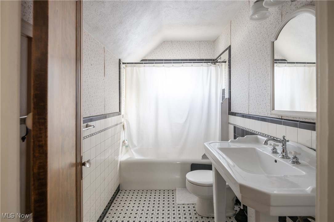 1048 Oxford Road Cleveland, OH 44121 - Photo 21 of 35 Gallery Image 21