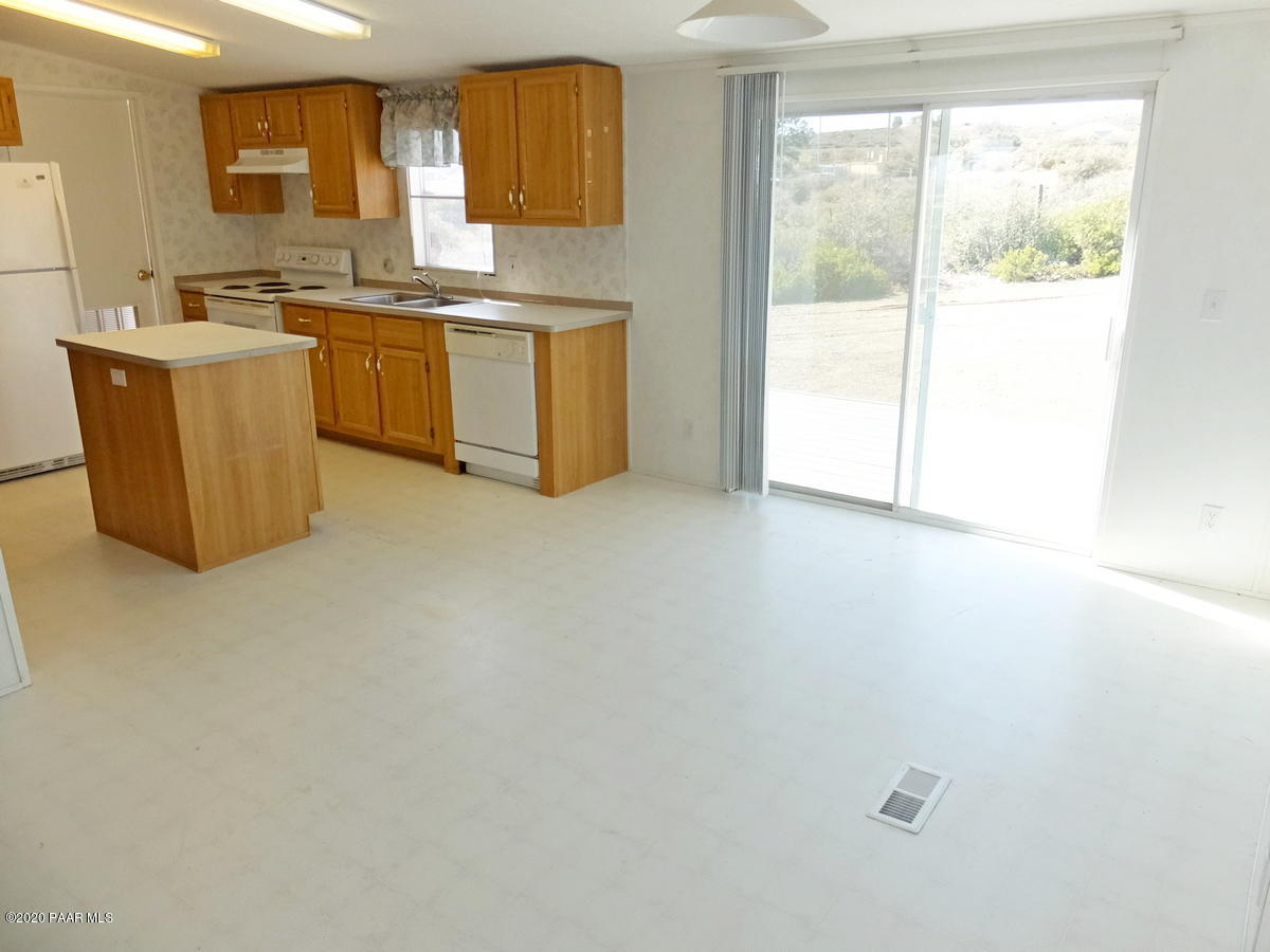 17475 East Roper Way Dewey, AZ 86327 - Photo 13 of 48 Kitchen with Island