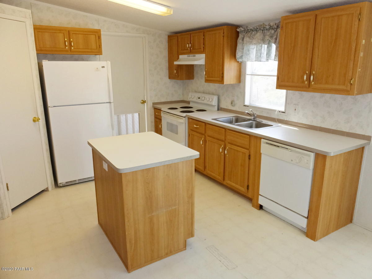 17475 East Roper Way Dewey, AZ 86327 - Photo 17 of 48 Bright Kitchen