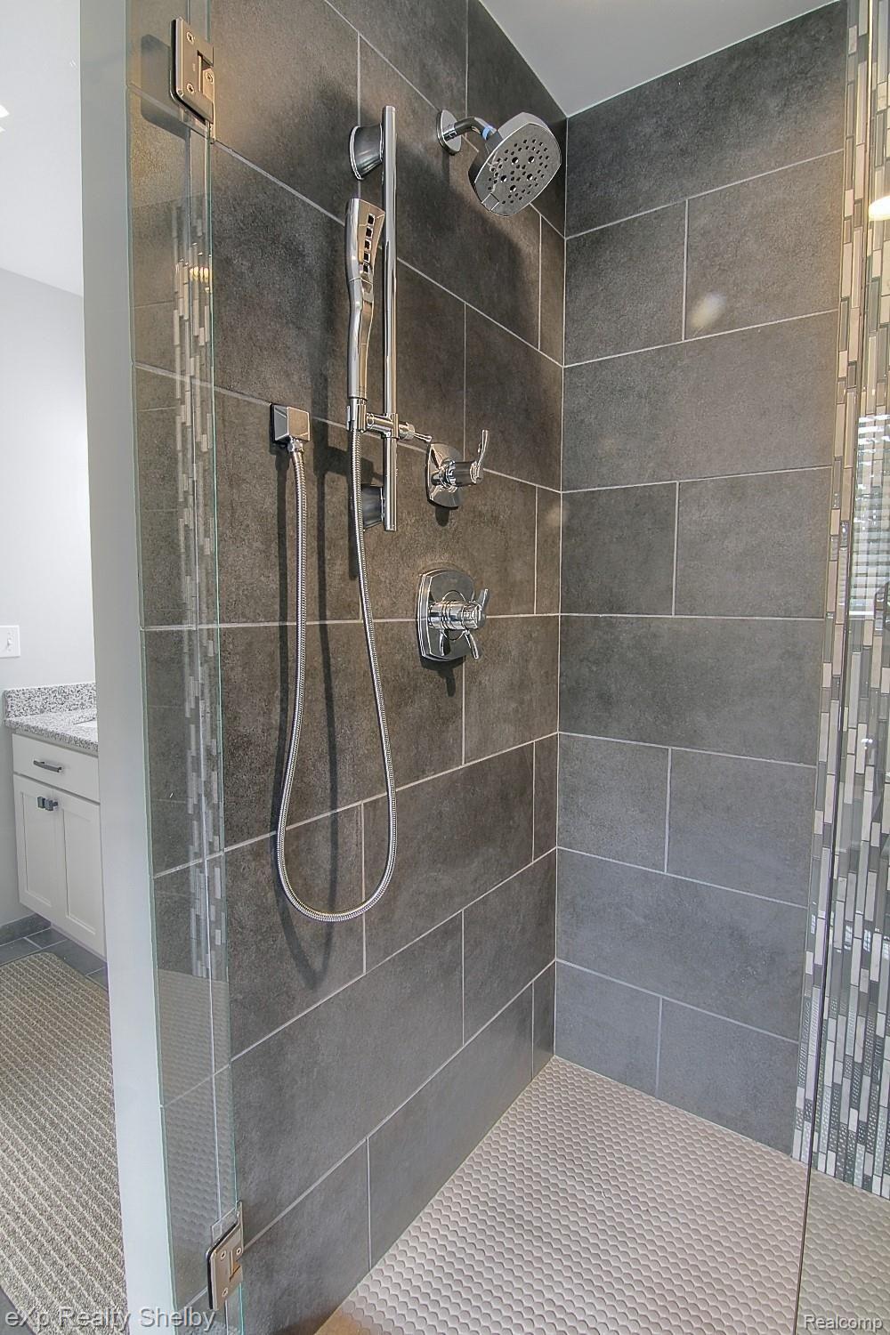11223 Chicago Road Warren, MI 48093 - Photo 19 of 37 21-Master Bathroom 2nd View.jpg