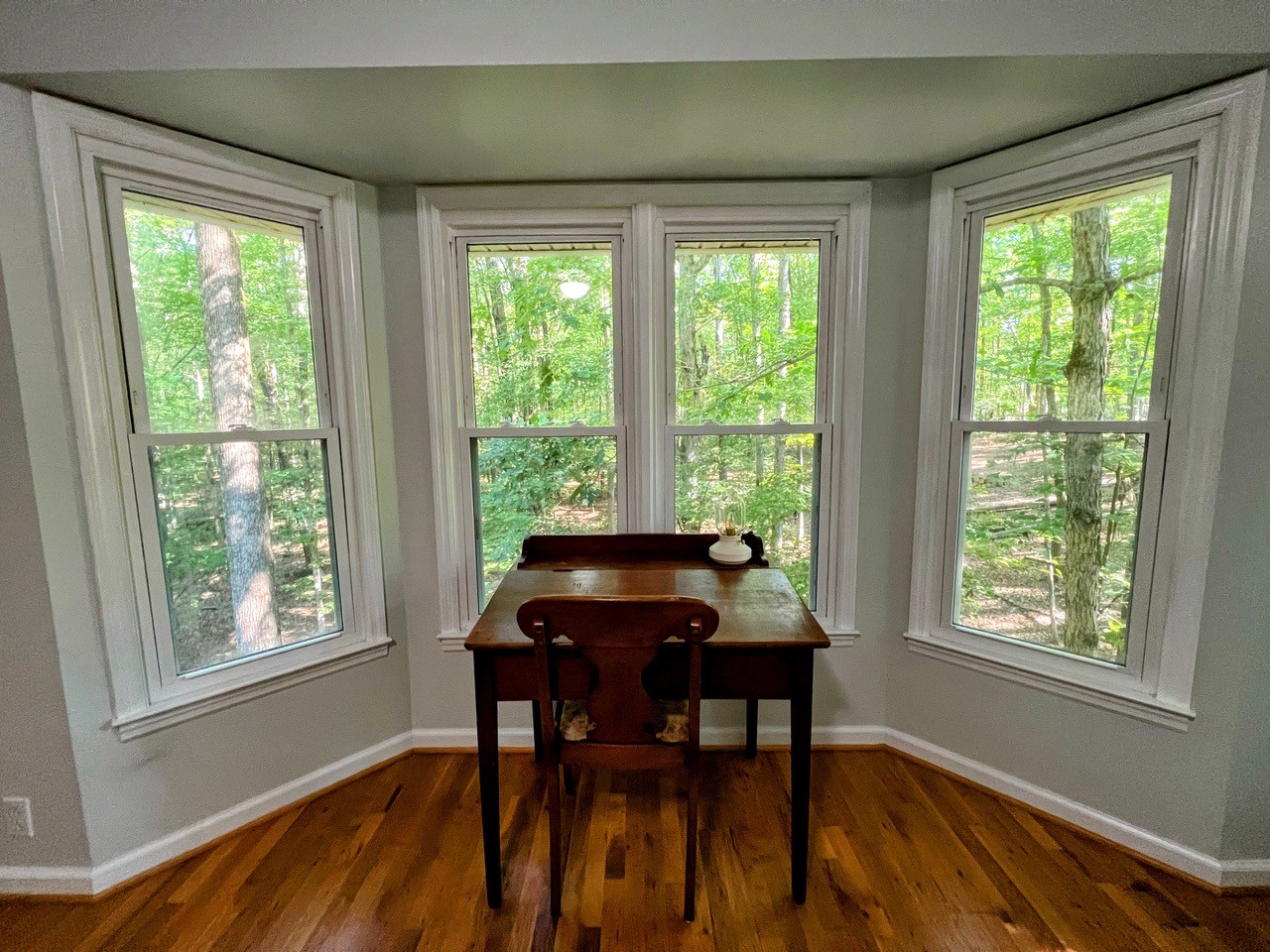 423 Bear Court Monteagle, TN 37356 - Photo 20 of 34 a table and chairs in a room with a window