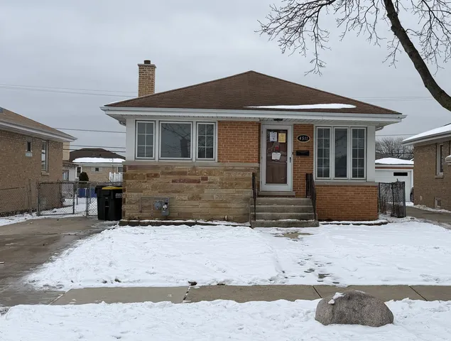 a front view of house with yard