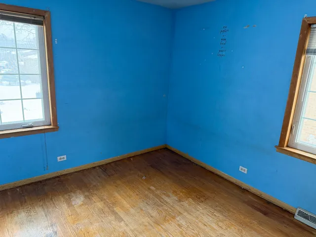 a view of empty room with window