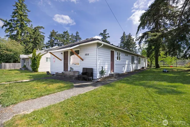 a view of a house with a yard