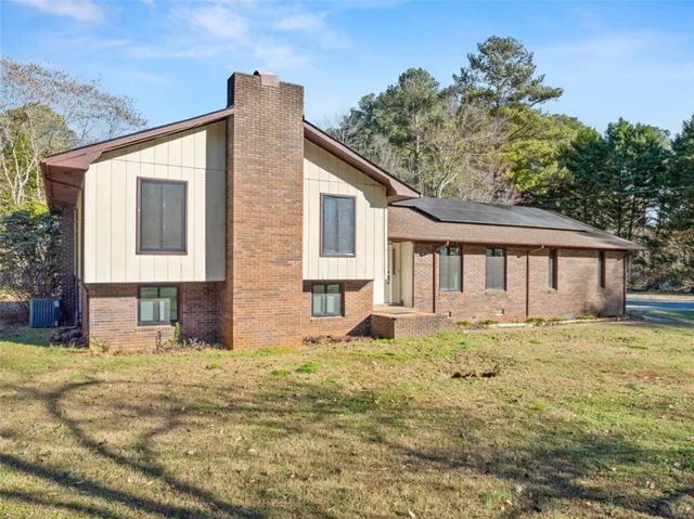 a house view with swimming pool