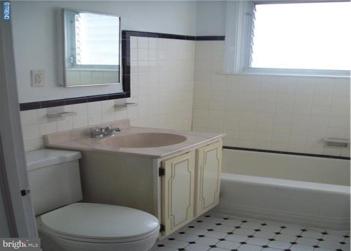 2204 Steele Road Drexel Hill, PA 19026 - Photo 13 of 19 Unit 1 Bath